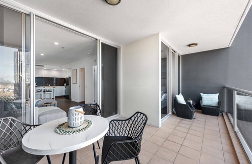 South Brisbane Apartment | Modern on Mary! 1Bed/1Bath/Study/1Car/Views ~ CBD