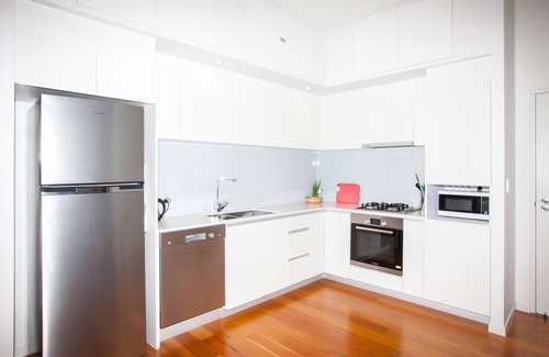 Hawthorne Apartment | Modern One Bedroom on Top Floor, Parking and Wifi-Walk to Ferry, Shops and Cafes