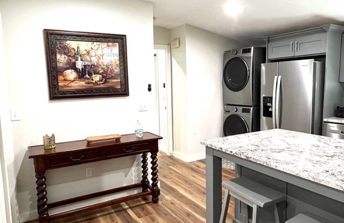 Aiken Apartment | Modern Open Floor Plan Guest Apt with King