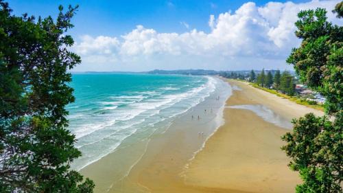Orewa House | Modern Orewa Delight w Parking just Steps to Beach