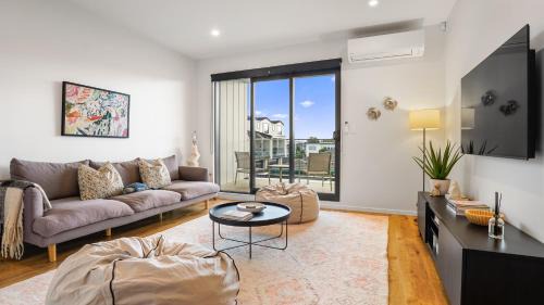 Orewa House | Modern Orewa Delight w Parking just Steps to Beach