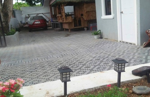 Trece Martires House | Modern Private House with Swimming Pool
