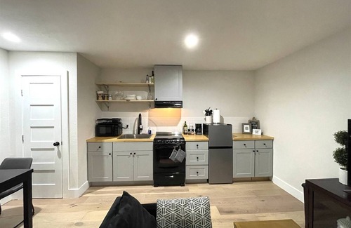 Spicewood At Bullcreek House | Modern Private Guest Studio Sep. Entry Easy Park