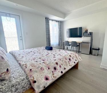 Downsview House | Modern Private Room Private Bathroom with King Bed with TV and Optional Balcony 10 minutes to Rogers Stadium Midtown Downtown Toronto