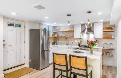 Queen Anne Apartment | Modern Queen Anne studio - full kitchen - one block to Kerry Park, near downtown