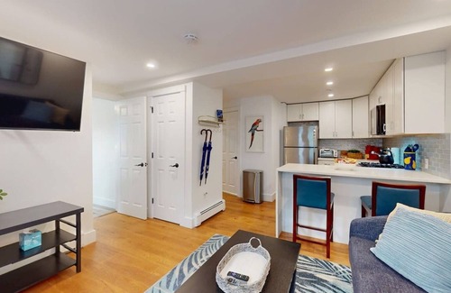 North Cambridge Apartment | Modern Renovated 1BR w/Pvt Entrance – Prime Loc