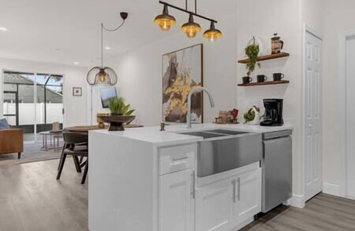Sunset Ridge House | Modern Retreat 4BR | BBQ | PETS | 15 mi to Disney