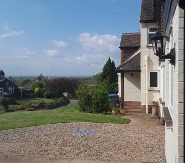 Winshill Apartment | Modern Retreat Near Town & Nature with Stunning Views Entertainment and Parking