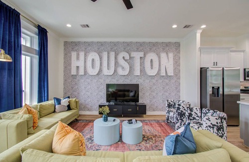 Greater Third Ward House | Modern Retreat w/Rooftop Cinema
