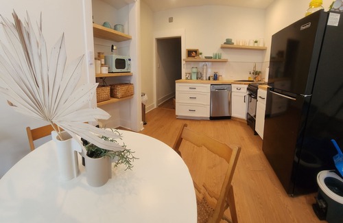 Wyman Park Apartment | Modern Retro Hun Suite- Hampden 1 Br/1 Bth-On The Avenue - Near JHU/Downtown