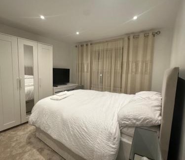 Waltham Cross House | Modern Room in Cheshunt