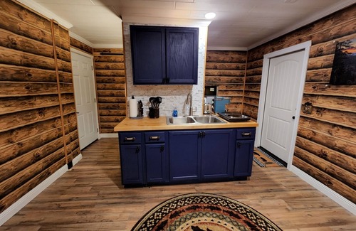 Rocky Grove Apartment | Modern & Rustic Apt (3beds) Across From Natl Park!