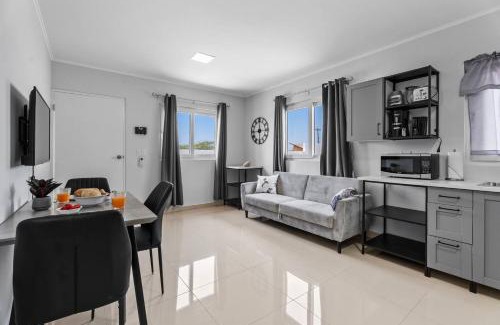 Boroncana Apartment | Modern Salia Cerca Retreat Pool & Bbq