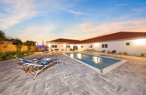 Boroncana Apartment | Modern Salia Cerca Retreat Pool & Bbq