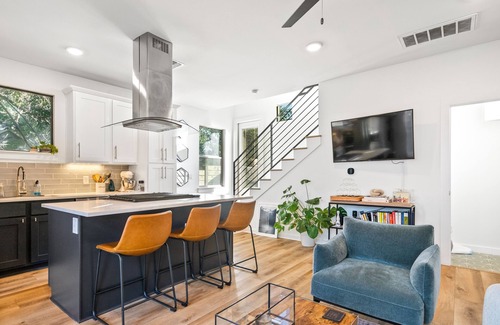 East MLK House | Modern sanctuary with pool, firepit & BBQ! Perfect for remote work & families!
