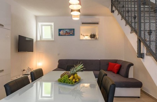 Arbanija Apartment | Modern seafront apartment with hot tub