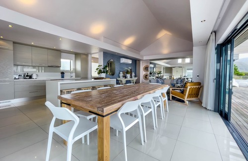 Hermanus City-Centre Apartment | Modern Seafront Penthouse walking distance to shops and restaurants