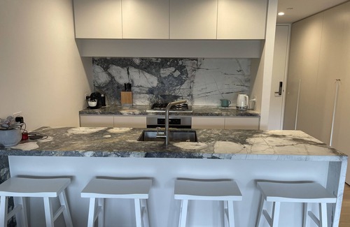 St Kilda Apartment | Modern secure St Kilda apartment 3min from beach