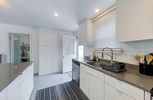Newport East Cottage | 🌊 Modern & Sleek Beach Cottage – Stylish getaway just minutes from Newport’s best beaches! ☀️🏡