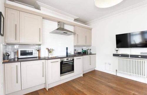 Southville Apartment | Modern Southville Apartment, 5 Min Walk to Centre