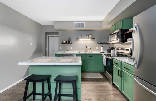 Muncie House | Modern space close to BSU/DWTN/Hospital