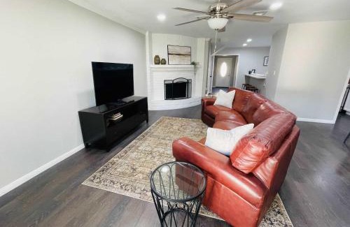Memorial House | Modern & Spacious Apartment in West Houston Close to City Attractions