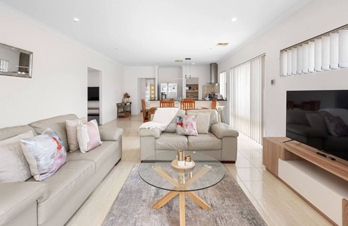 Alkimos House | Modern & Spacious in Alkimos!