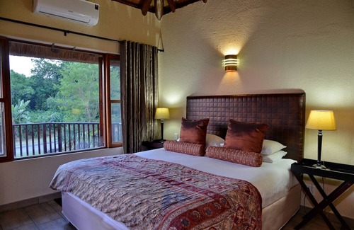 Hazyview Cabin | Modern & spacious villa minutes from Kruger National Park.