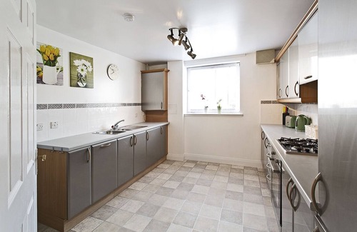 Gifford Apartment | MODERN, SPECIOUS, CENTRAL LOCATION, 3 BEDROOMS , 2 BATHROOMS , FREE CAR PAR