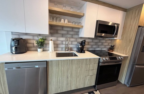 Downtown Halifax Apartment | Modern & spotless, 1 Bedroom Downtown Halifax with 6 appliancs