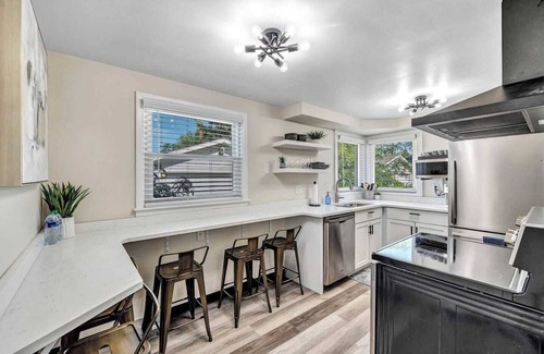 Green Bay House | Modern Stadium Home- Walking Distance to Lambeau