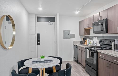 Corryville Apartment | Modern Stay Comfort-Free Parking