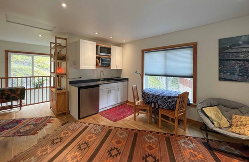Salt Spring Island Apartment | Modern studio.