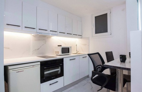 Platia Viktorias Apartment | Modern Studio by ASOE with Relaxing Bathtub