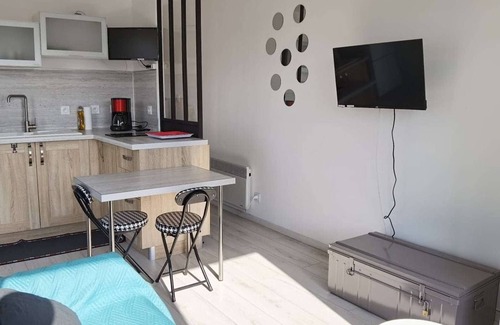 Marseillan Plage Apartment | Modern studio, close to beach and shops, sunny terrace