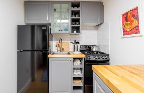 Kingston Apartment | Modern Studio in Downtown Kingston