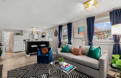 Fenton House | Modern & Stylish Fenton Retreat: Walk to Downtown!