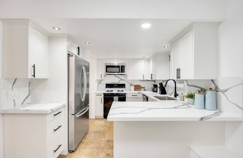 Harbor House | Modern & Stylish Long Beach Home Walk to the Beach