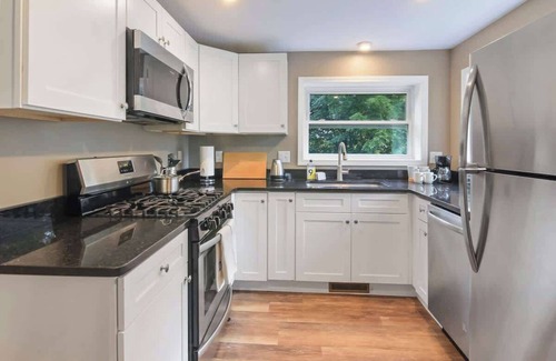 Port Crane Apartment | Modern Suite | Near BU, Hospitals & Downtown | NY