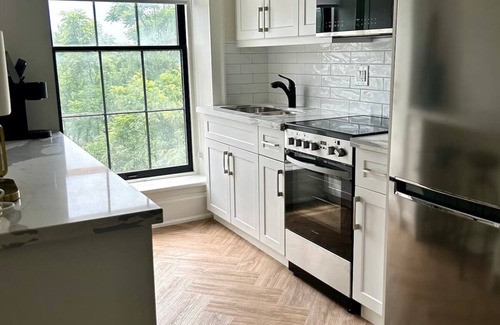 Port Hope Apartment | Modern Suite on the River