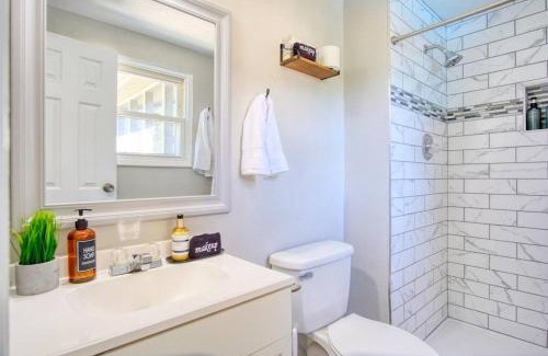 West Newton House | Modern-Sunroom-15min to DwnTwn-Grps-Kids-Firepit