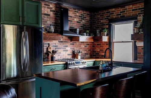 Hough House | Modern Swanky Baseball Home, King Beds, Hot Tub, BBQ Grill, 5 min to Cle Clinic