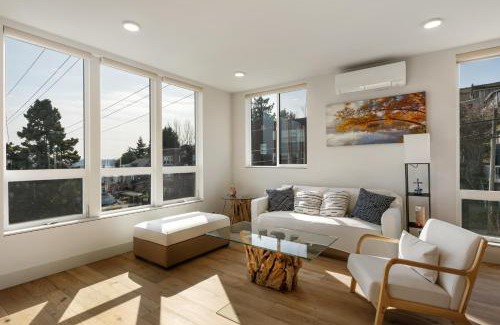 East Queen Anne Apartment | Modern Townhome with Space Needle View