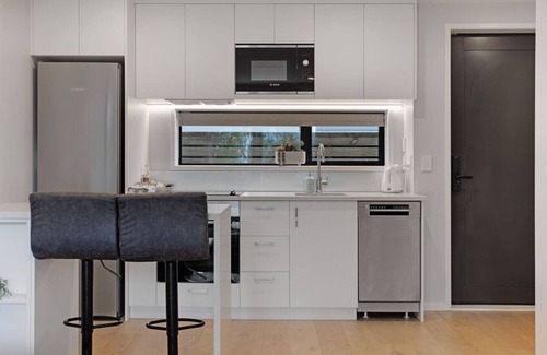 Papatoetoe House | Modern Townhouse close to Airport and Hospital