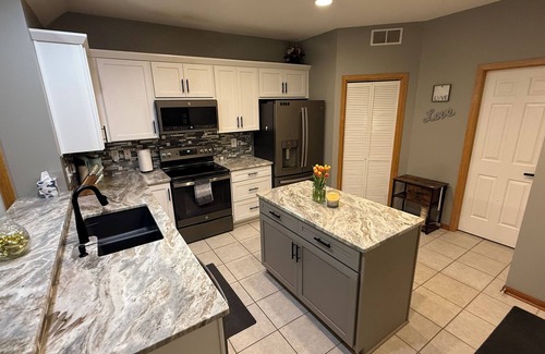 West Des Moines House | Modern Townhouse Near Jordan Creek & Topgolf ~ Spacious 2-Story Retreat