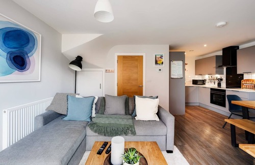 Southville House | Modern Townhouse - Parking, EV Charger & Balcony