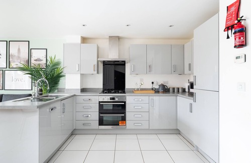 Milton Keynes House | Modern Townhouse | Central | Parking | Garden