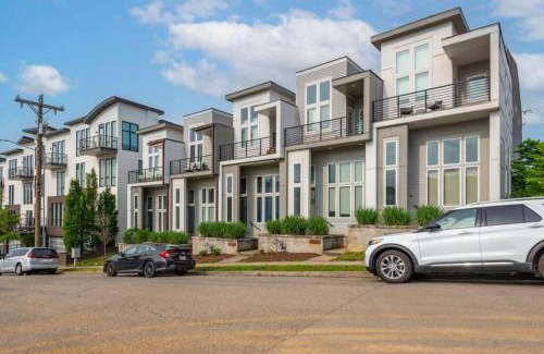 West End House | Modern Townhouse near Vandy and Parthenon