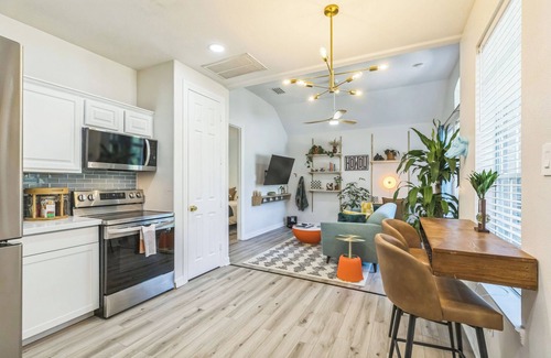 Magnolia House | Modern, Tranquil Woodsy Casita near Houston Private 1BR Retreat with Tejas Charm
