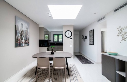 Paradiso Apartment | Modern two-bedroom apartment a stone's throw from the lake (PROMENADE 5)